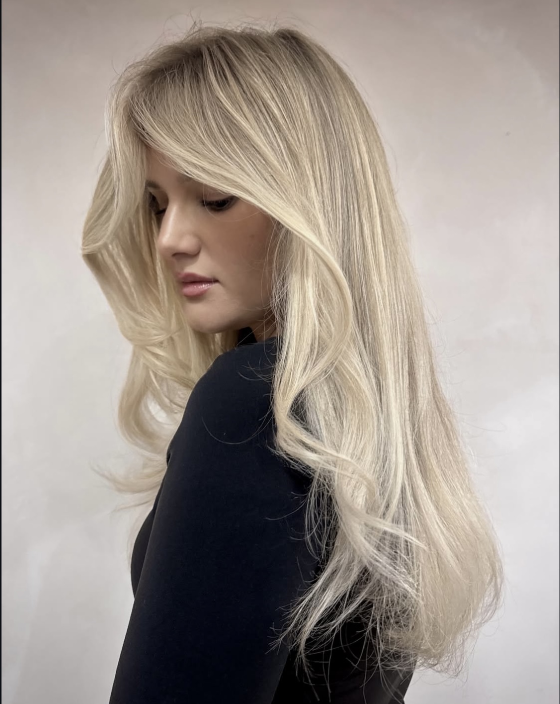 Stylizacja blond długie włosy