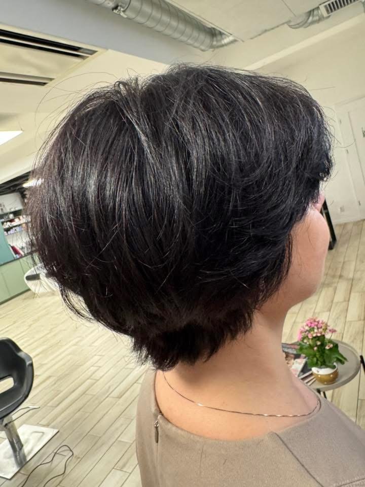Strzyżenie damskie ciemny bob — realizacja Krem Beauty